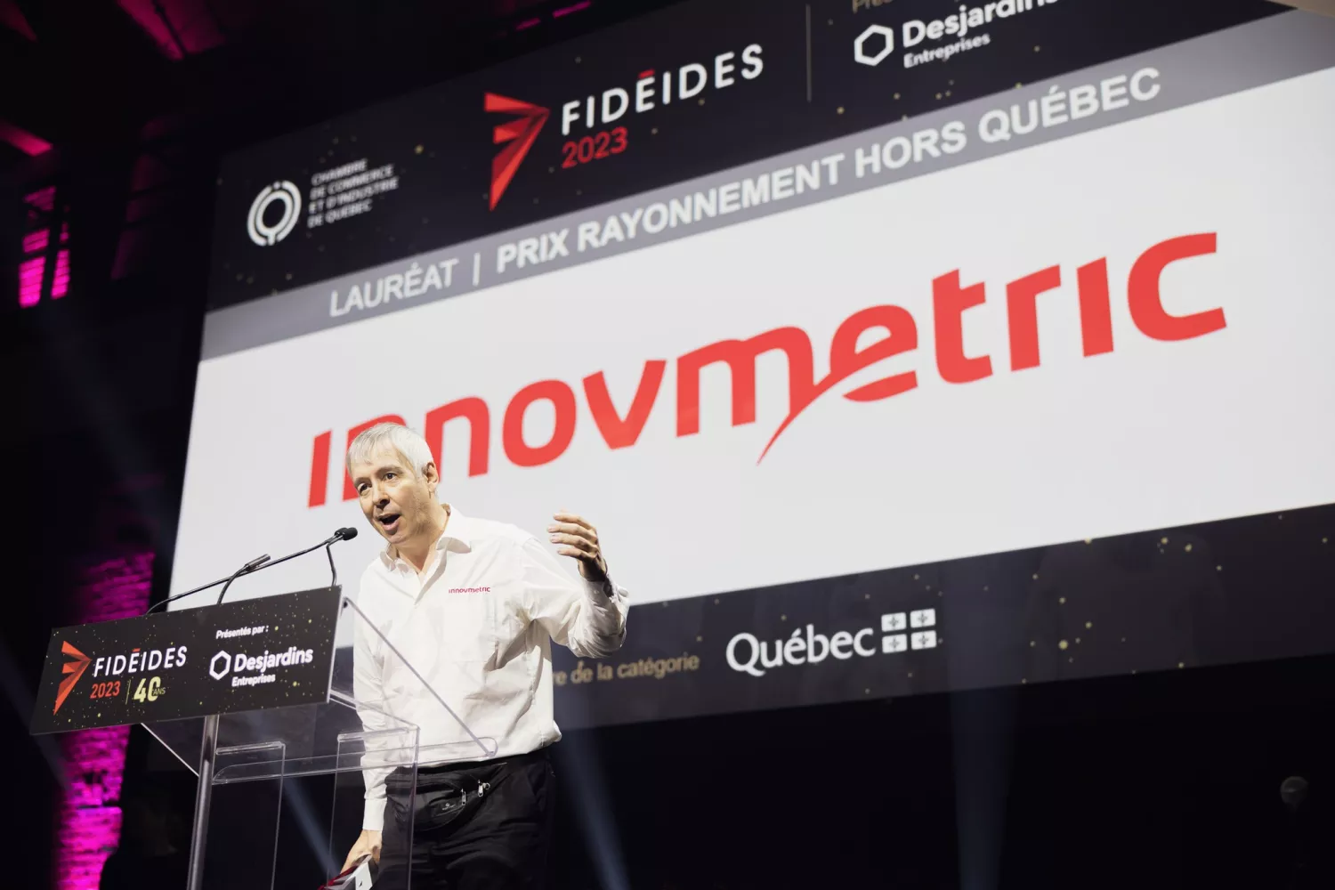 Marc Soucy, President and co-founder of InnovMetric, receiving a prize from the Quebec Chamber of Commerce and Industry.